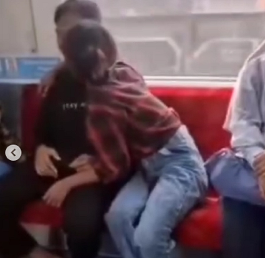 Viral! Remaja Mesum di Dalam KRL, Bikin Penumpang Lain Risih