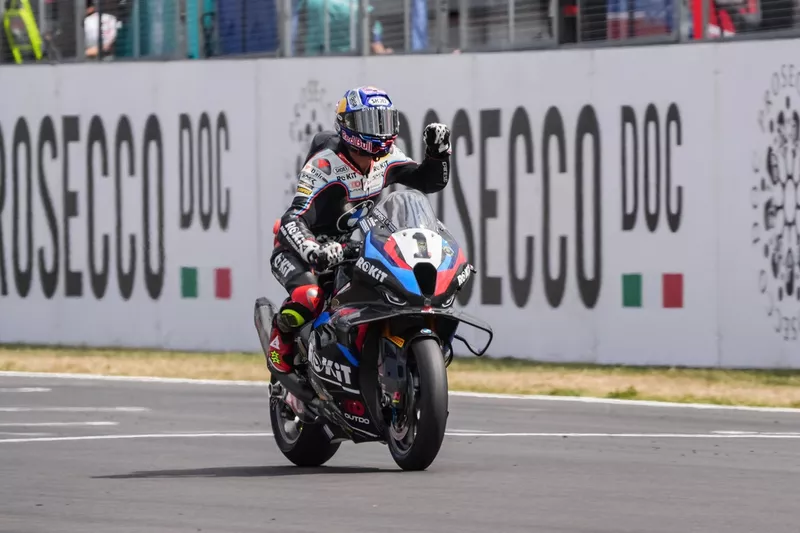 Race 2 WSBK Inggris: Razgatlioglu Pertajam Rekor dan Puncaki Klasemen